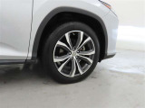 装着タイヤサイズは、235/65R18です。アルミホイールを装着しております。