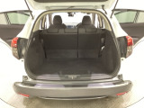 ラゲッジも広く使いやすいトランクは、開口部も広く荷物の積み下ろしもしやすいお車となっております。リアシートの背もたれは6:4の割合で分割して可倒できるので、長いお荷物などを載せることもできます。