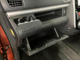 グローブボックスなどの多彩で便利な収納が設けられています。