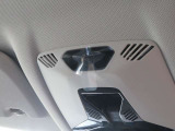 『車内カメラ』写真や動画を撮影する事ができ、ワンちゃんの車内でのお留守番の様子を確認したり、みんなで記念撮影も出来ます!運転席、助手席側ドアの外の様子も映りますので防犯面でも活躍します!