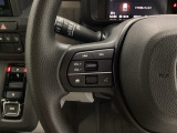 ステアリング左手側にオーディオ関連のコントロールスイッチを配置しています。操作時は視線を逸らすことなく運転に集中できます。