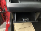 助手席の前にあるグローブボックスです。小物の収納に便利です。