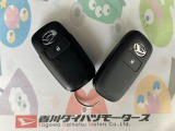 クリーナーを施工箇所全体に噴霧を行い、汚れ箇所を中心にブラッシングします。その後、専用の機械を使い、リンサーまたはスチーム洗浄で汚れを落としております。