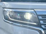 【LEDヘッドライト】悪天候や夜間走行時も良好な視界を確保し安心して運転できる高輝度LEDヘッドライトを装備!点灯速度が早く、消費電力も抑えられています。
