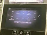多様なソースからお好みの音楽を楽しめます。ラジオ、CD、USBなど、幅広いメディアに対応し、ドライブを彩ります。