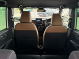 運転席、助手席ともにゆったり座れるセパレートシート。。しっかりと身体を支えるかたちにすることでドライバーが運転に集中できる空間にしています。