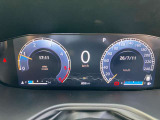 車の状態を示す重要なデータをデジタル表示し、ドライバーは真正面で確認できます。ディスプレイは、カスタマイズできます。