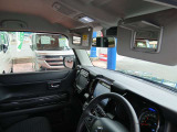 運転席/助手席サンバイザーにはバニティーミラーが付いてます☆