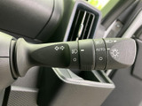 シンプルで使いやすいウインカーレバー。直感的な操作で、安全な車線変更をサポートします。視認性の高いデザインもポイントです。
