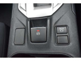 パーキングブレーキをスイッチひとつで作動・解除できる電動パーキングブレーキ。発進時はアクセルを踏むだけで解除できます。