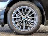 【BMWアロイホイル】軽量かつ強度に拘ったアロイホイル。走行性能ポテンシャルを引き出す設計。車の足元を引き締めてくれる大きなポイントはアロイホイルです。