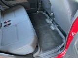 コンパクトな車ですが、後席も充分なスペースを確保しています。足元空間も広くリラックスしてドライブが楽しめます。