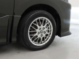 装着タイヤサイズは、205/55R16です。純正アルミホイールを装着しております。