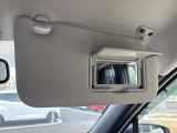 サンバイザーに鏡がついてますので車から降りる前に身だしなみチェック出来ます。