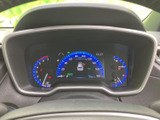 スタイリッシュなデザインと分かりやすい表示で、運転状況をひと目で把握できます。安全運転をサポートする機能も充実しています。