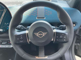 丸を基調としたMINIらしい運転席デザイン