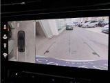 サラウンドビューモニター装備。前後左右のカメラを合成し、真上から見下ろしたような映像を映し出します。