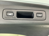 テールゲートが電動で開閉でき、荷物などで両手がふさがっているときなど便利に使えます