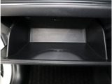 車検証ケースも入る丁度いいサイズのグローブボックスです。他にも普段入れておきたいものを入れておけます。
