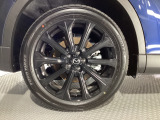 タイヤサイズは235/50R20となります。専用のブラックメタリック塗装のホイールがカッコいい!