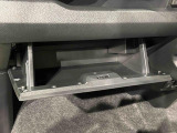 大きな荷物を収納できる、便利な助手席グローブボックス