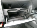 車検証や小物などが収納できるグローブボックスになります。