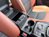 運転席と助手席の間にはドリンクホルダーと小物入れが!必要な時にさっと取り出せます◎