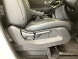 【前席】運転席にはシート高を調整できるハイトアジャスターが装備され、幅広いシートポジションの設定が可能になっております♪