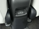 USBチャージャーは後席用にも設置されています。長時間のドライブも安心です♪
