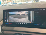 車の先端より更に先を見渡せるパノラマビュー。左右の状況も判断しやすくなるので、狭い路地を走る際に重宝します。