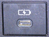 充電用USB端子を装備しております。