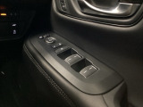電動格納式リモコンドアミラーと、パワーウィンドウマスタースイッチ等は運転席ドアにあります。