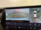 車両を上から見たような映像をディスプレイに表示。狭い道での車両周辺の安全確認を確認できます。
