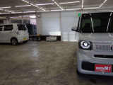 当店では専任のメカニックが大切なお客様のお車を一台一台丁寧に整備いたします。自社認証工場にてリフトアップし下回りまでキッチリ検査いたします。