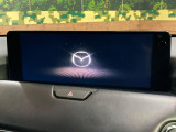 【12.3インチマツダコネクト】車内の雰囲気にマッチした大型ディスプレイ。スマホ接続でのナビ使用やBluetooth再生等、様々な機能が楽しめます。直感的なダイヤル操作が可能で、使い勝手も良好です。