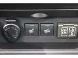 運転席と助手席には寒い日の肩や腰、冷えやすい下肢を温めてくれるシートヒーターが付いております!