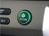 【ECON】エンジンやエアコンといった、クルマ全体の動きを燃費優先で自動制御するECONモード。空調など快適性を優先したいときは、スイッチを押してOFFにできます。