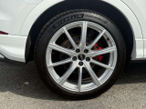 Audiは、スポーティなデザインからシンプルでエレガントなデザインまで、さまざまなデザインを提供しています。軽量でありながら高い強度を持っており車両のハンドリング性能やブレーキ性能が向上します。