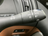 操作しやすいウインカーレバーで、安全な車線変更をサポート。視認性の高いデザインで、周囲へのアピール力も高めます。