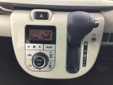 シフトレバーとエアコン操作部。シンプル分かりやすい設計です。