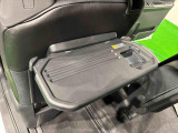 飲み物や食べ物を気軽に置ける格納式シートバックテーブルを、運転席と助手席の背もたれにご用意。車内の休憩も快適です!