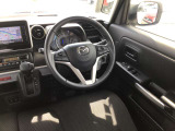 運転席は運転に集中出来るようなデザインになっており、操作のボタンも押しやすい位置にあります。
