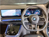 【ハンドル】ドライバーとBMW車の一体感がダイレクトに伝わるステアリングホイール。形状・太さへの拘りに加えて、操作性を高める為にスイッチ類も配置。クイックかつ安定のドライビングを体感下さい!