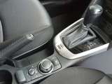 運転席に座った瞬間から走りの高揚感を高めるコクピットデザイン。手元で直感的に操作できるスイッチ類と視認性に優れたメーター配置で、人と車の一体感(人馬一体)を演出する上質な運転空間です。