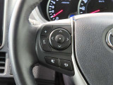 左側ステアリングスイッチ。ステアリングから手を離さずに操作できるので、運転に集中できます。