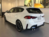 コーナーセンサーが搭載しておりますので、車庫入れの際など、障害物の接近を音で知らせます。