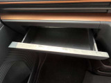 ティッシュボックスがスッポリ入るインストスライドボックスが付いています!コンパクトな軽自動車でもスッキリ整頓してドライブを楽しんでいただけますね!