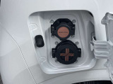 充電ケーブルを差し込むだけで簡単です。