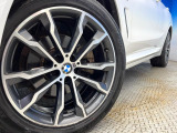 ●オプション20インチアルミホイール:輸入車ならではの卓越した走りを支えるホイールと足回りです!日本車の走りに慣れている方にもぜひ体感して頂きたいほど、高いレベルでまとまっています!