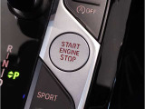 【スタートボタン】リモコンキーを持っているだけで起動可能なスタートボタン。オートスタート/ストップ機能も装備しており燃料消費量の軽減に貢献します。